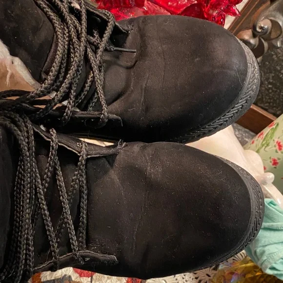 Cozy Black Winter Boots - Picture 4 of 6